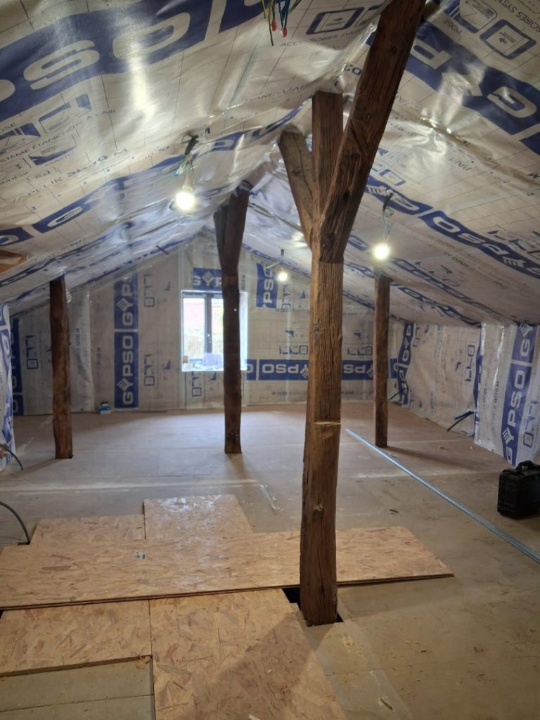 rampant en cours d'isolation par fibre de bois
